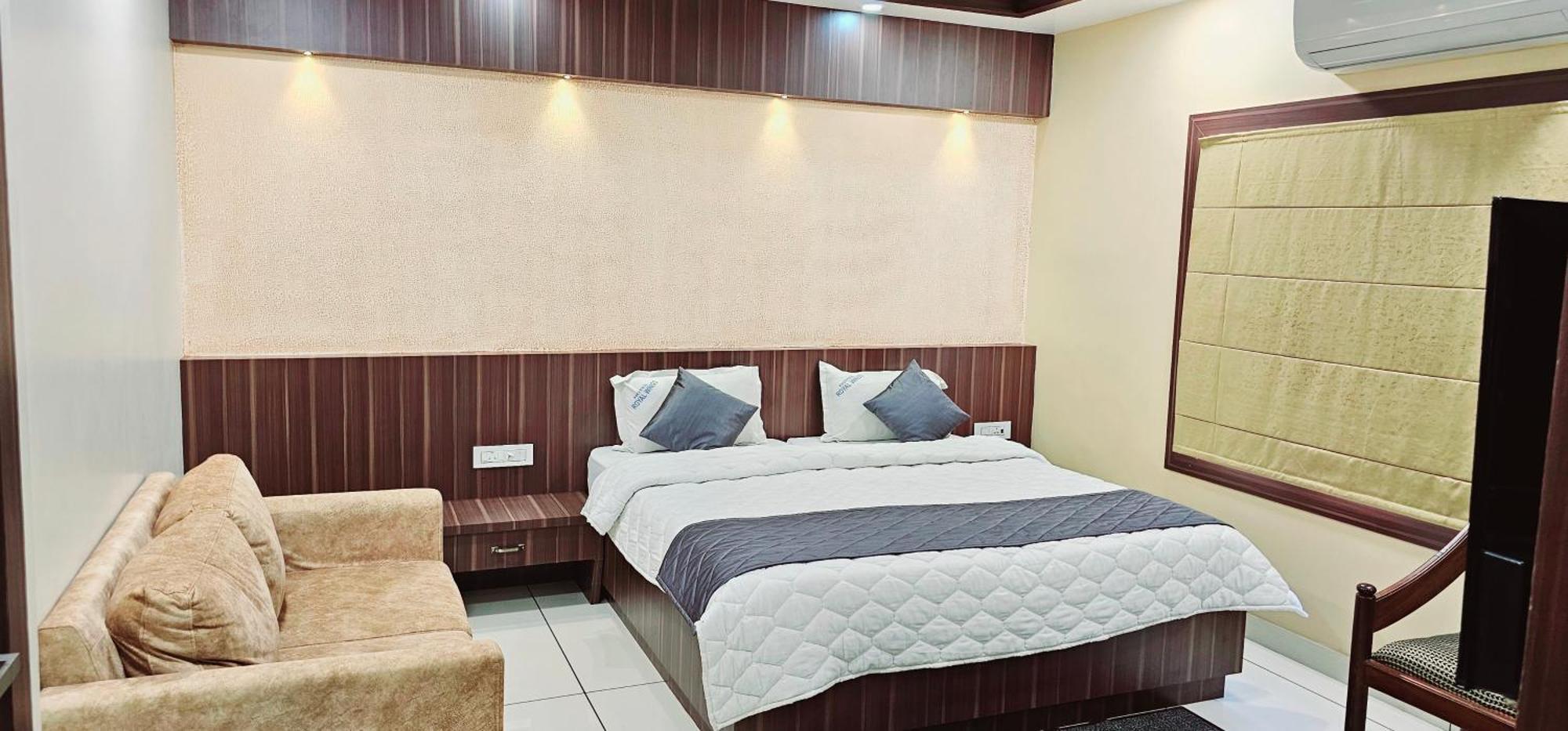 Hotel Royal Wings Elur Bagian luar foto