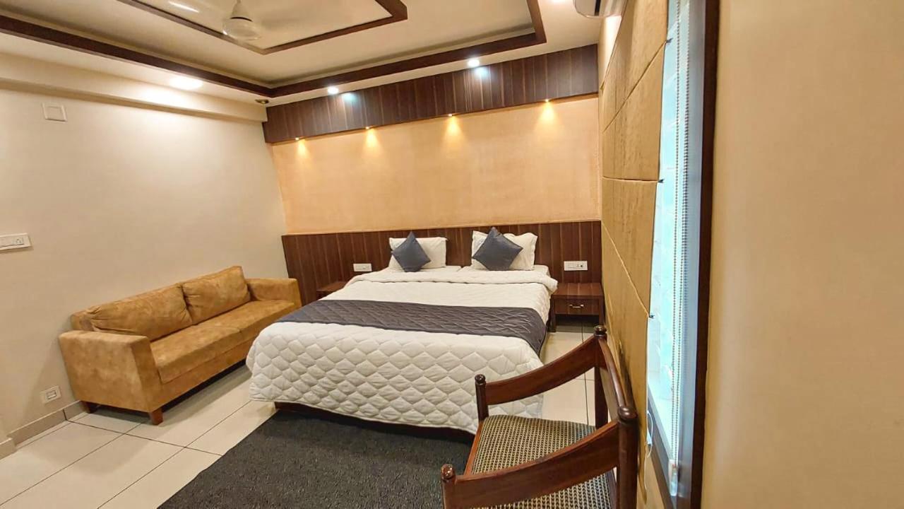 Hotel Royal Wings Elur Bagian luar foto