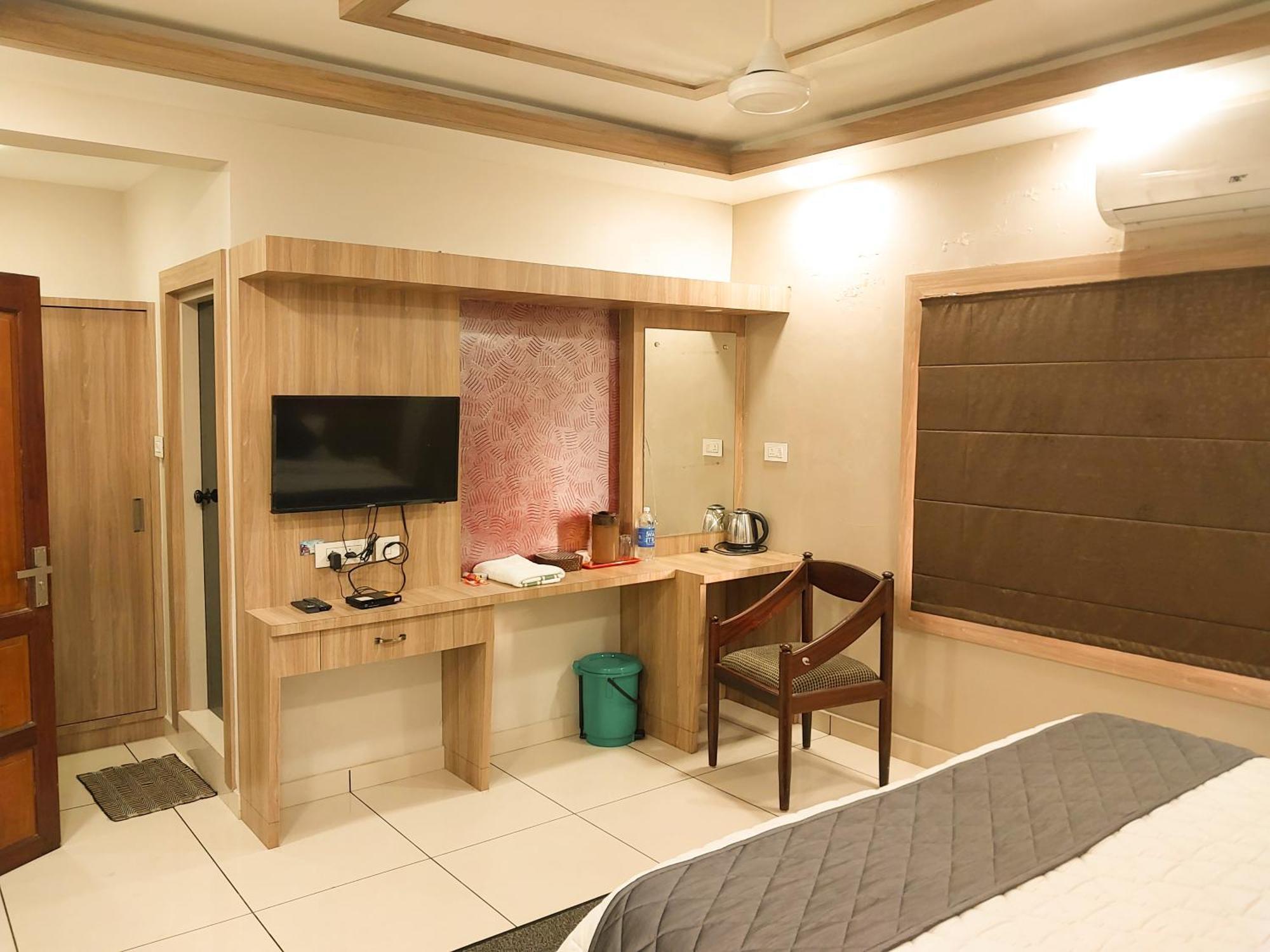Hotel Royal Wings Elur Bagian luar foto