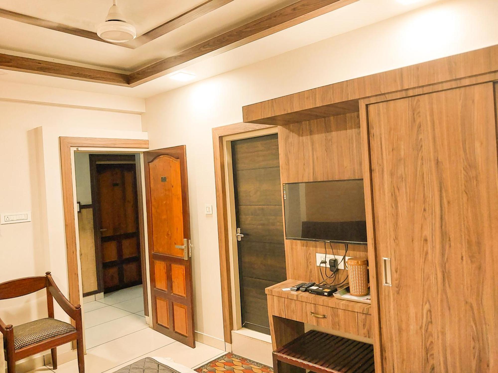 Hotel Royal Wings Elur Bagian luar foto
