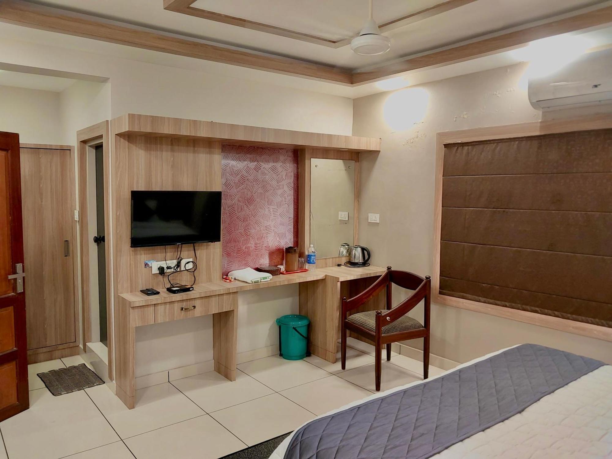Hotel Royal Wings Elur Bagian luar foto