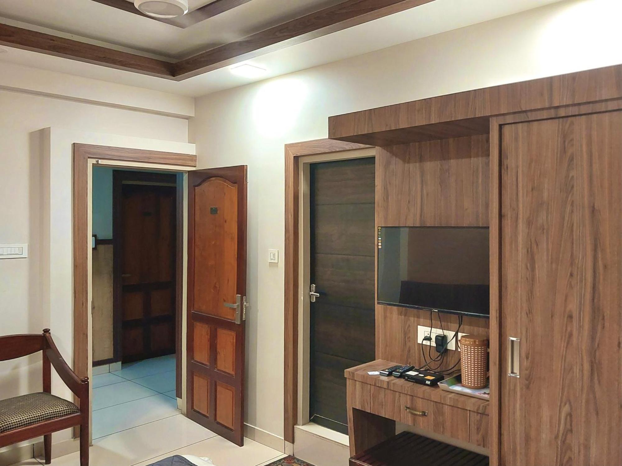 Hotel Royal Wings Elur Bagian luar foto